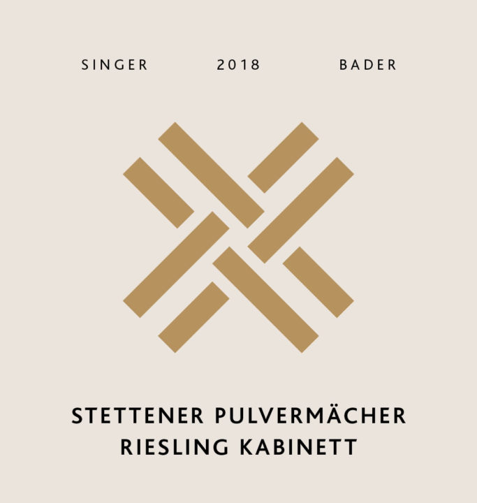 Produktfoto - Stettener Pulvermächer Riesling Kabinett trocken 2018 aus der Linie Lagenwein von Singer x Bader aus Korb, Stetten