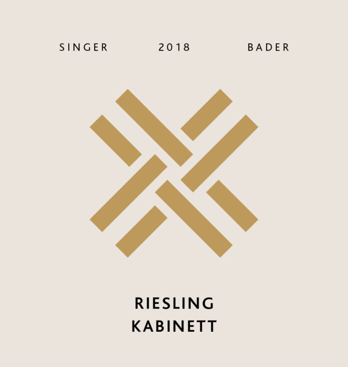 Produktfoto - Magnum Weiss Riesling Kabinett trocken 2020 aus der Linie Sonderabfüllung von Singer x Bader aus Korb, Stetten