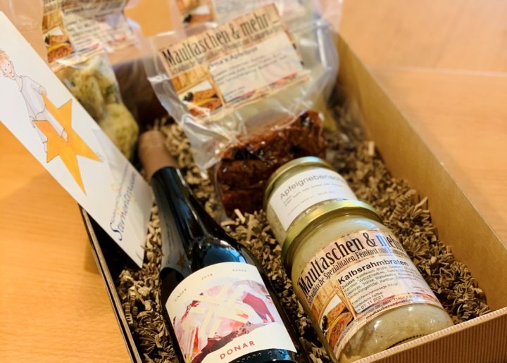 Produktfoto - Kulinarische Wein-Geschenk-Box Genuss aus Korb 29.90 Euro aus der Linie Geschenk von Singer x Bader aus Korb, Stetten
